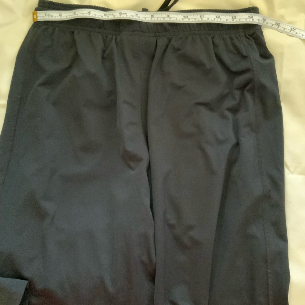 NWOT Men’s Under Armour heat gear shorts with pockets